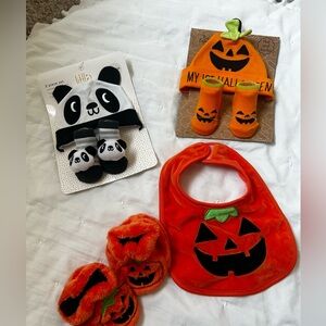 Set of 3 bib and booties 



Halloween Baby Bib and Booties set